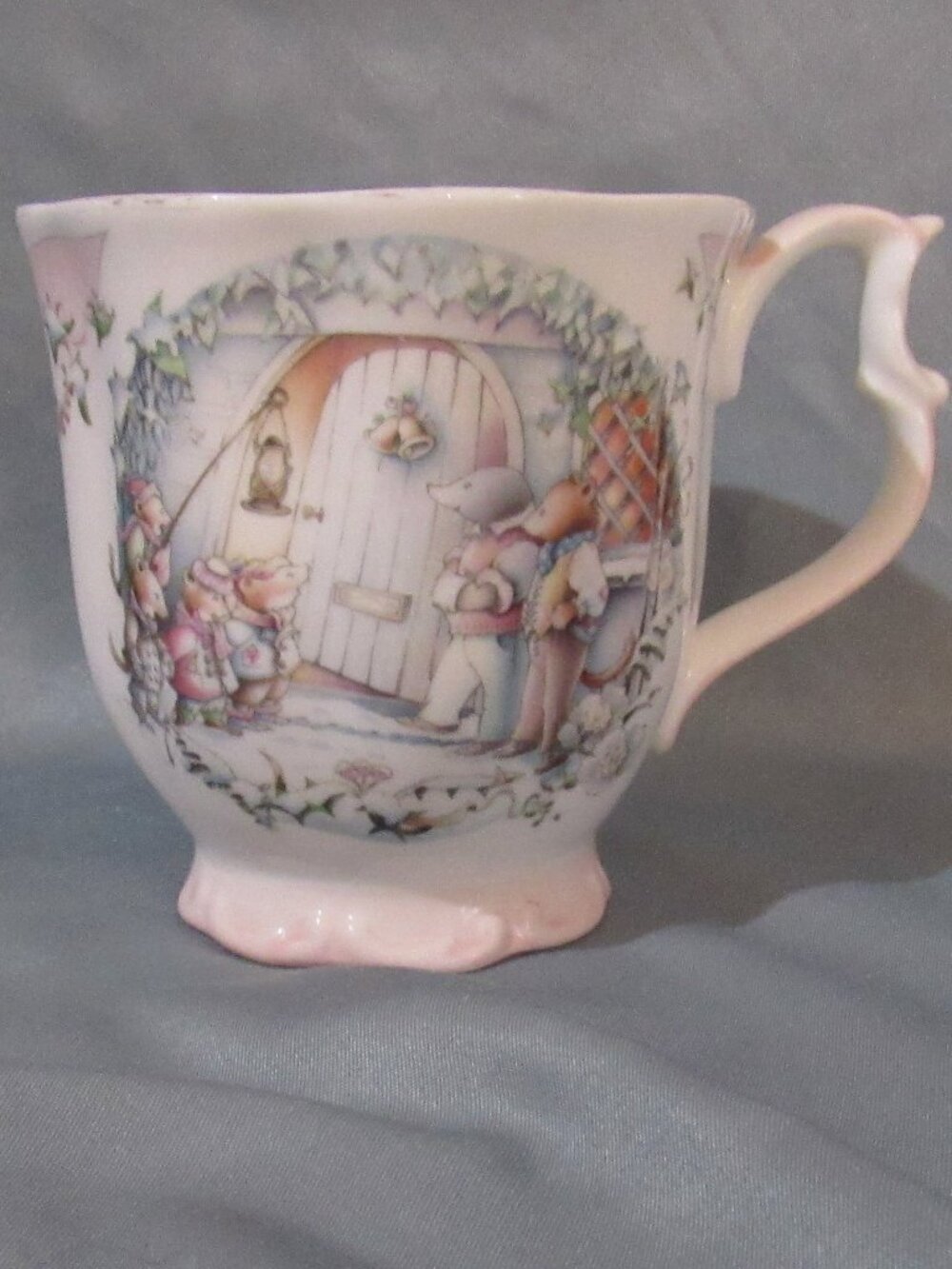 Royal Albert Wind in the Willow The Carol Singers Mug Y229